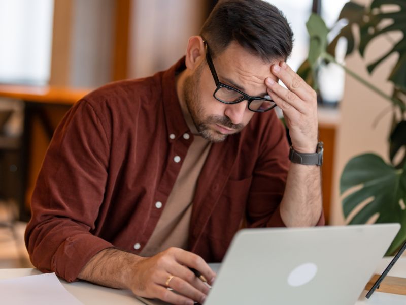 Empresario Pensando Se A Empresa Paga Imposto Demais em Conteúdo Sobre Como Saber Se Minha Empresa